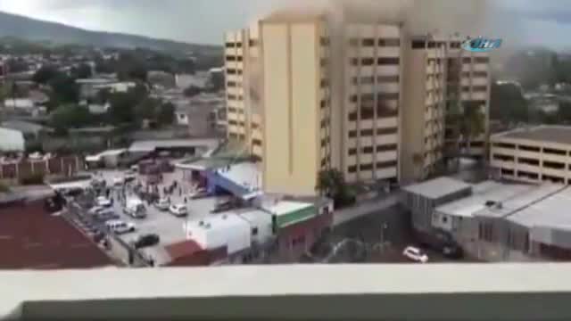 Alevlerin ortasında kalan adam aşağı atladı