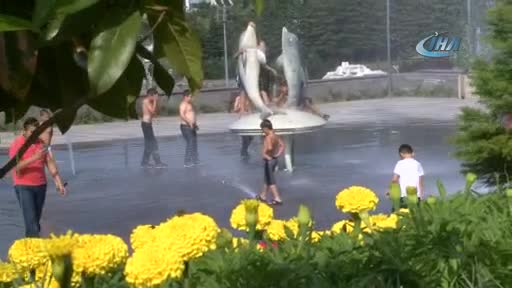 Bursa'da sıcaktan bunalan çocuklar süs havuzuna koştu