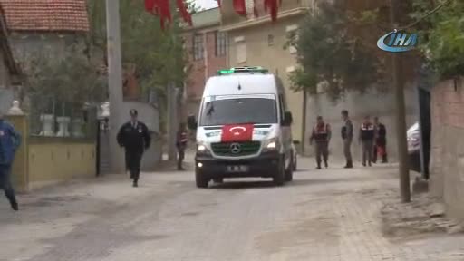 Şehit eşinin acısına dayanamadı