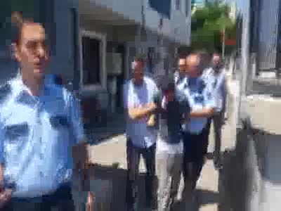 Bursa'da kendisini yakalayan polise silah çekip, kolunu ısırdı