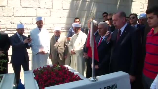 Varank'ın mezarı başında Kur'an-ı Kerim okudu