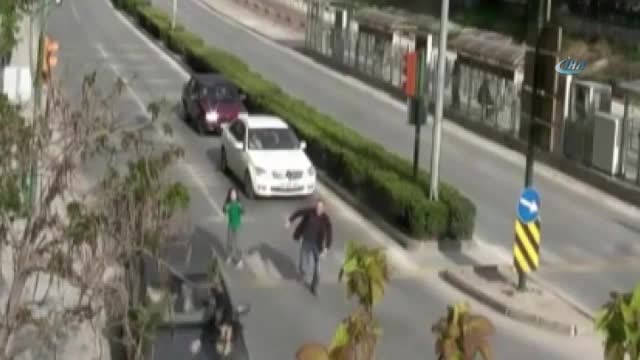Yola fırlayan çocuğa otomobil böyle çarptı