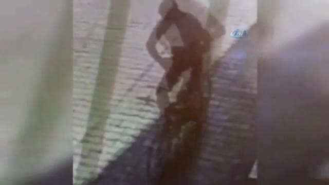 Bisikletli kapkaççı önce kameraya sonra polise yakalandı