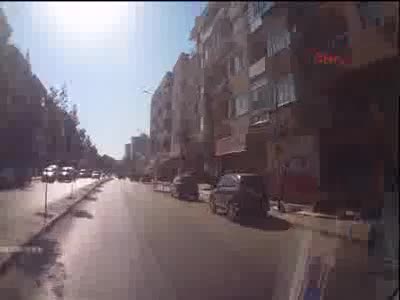 Yol isteyen ambulans şoförüne önce tepki gösterip yol verdi