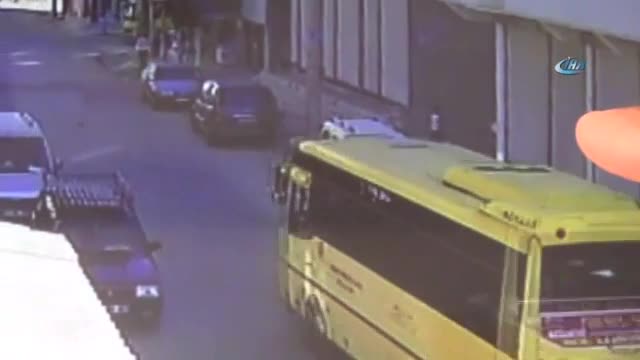 Yola kaçan topu almak isterken minibüsün altında kaldı