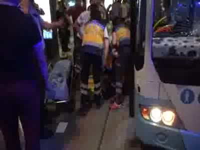 Halk otobüsü yolculara çarptı: Yaralılar var