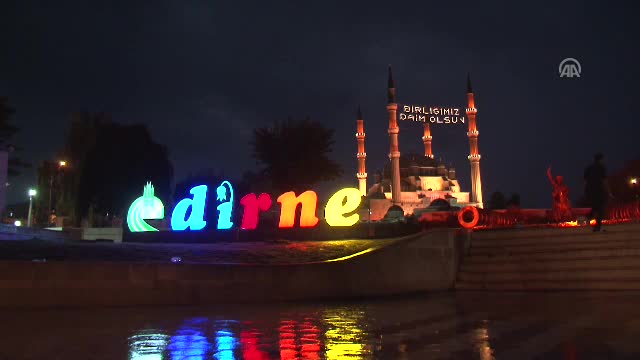 Bursa Ulu Cami'ye 'Şuhedaya Rahmet Olsun' mahyası