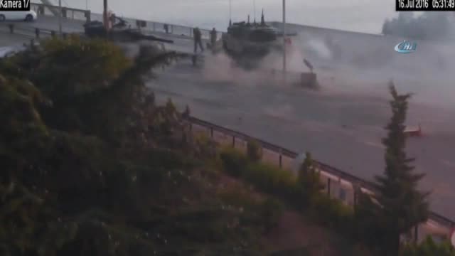 Vatandaşlar darbecilerin üzerine böyle koştu!