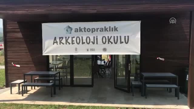 Bursa'da Aktopraklık Arkeoloji Okulu'nda uygulamalı eğitim