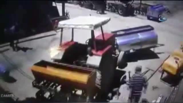 Tamir ettiği traktörün altında kaldı