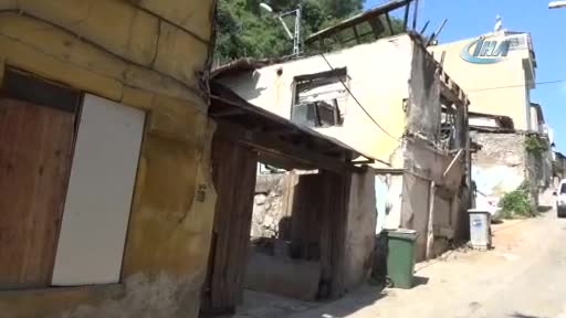 Bursa'da tarihi surlardan kayan toprak mahalleliyi ayağa kaldırdı