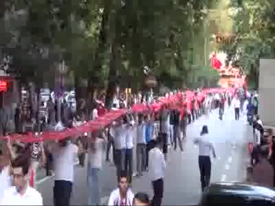 Bursa İnegöl'de 249 metre uzunluğundaki bayrakla milli yürüyüş