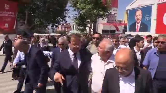 Başbakan Yardımcısı Çavuşoğlu, Bursa'da Kapalı Çarşı'yı ziyaret etti