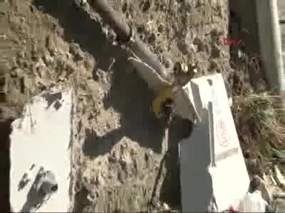 Beykoz'da otomobil yüklü TIR devrildi