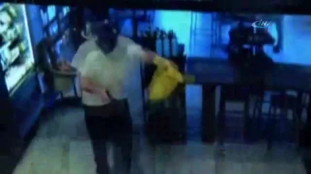 Silahlı soyguncuyu böyle etkisiz hale getirdi