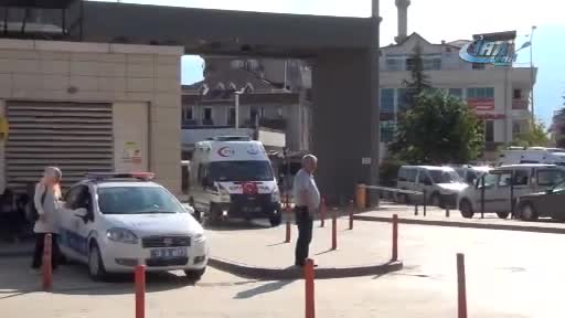 Bursa'da otomobil yağmur suyu kanalına düştü: 2 yaralı