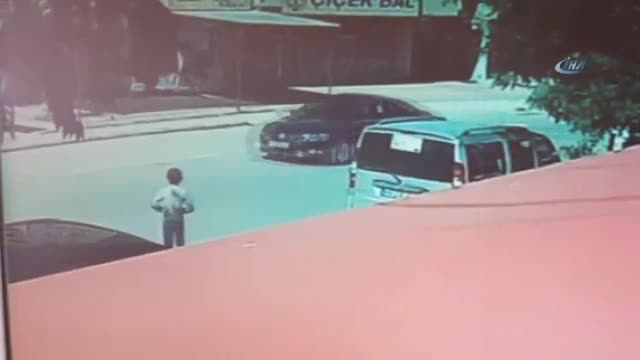 Otomobilin çocuğa çarptığı anlar kamerada