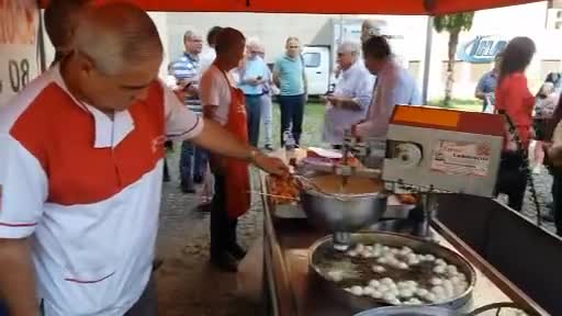 Bursa'da Cumhuriyet Savcısı 15 Temmuz şehitleri için lokma dağıttı