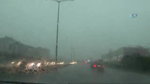 İstanbul'da beklenen şiddetli yağmur dolu ile birlikte geldi