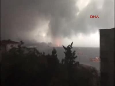 Haydarpaşa'da vinç devrildi, patlama yaşandı