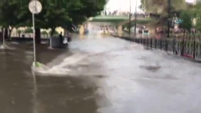 Selde mahsur kalan vatandaşlar otobüsün üzerine çıktı