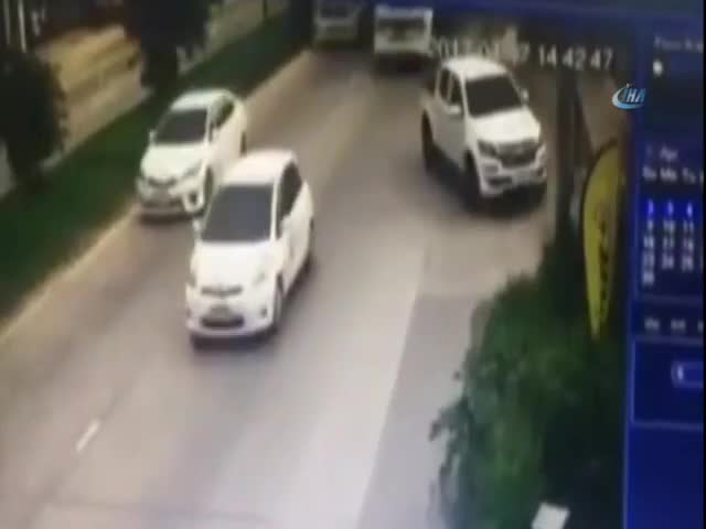 Kamyon motosikletlinin kafasını ezdi