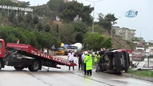 Bursa'da otomobil elektrik direğine çarptı: 3 yaralı