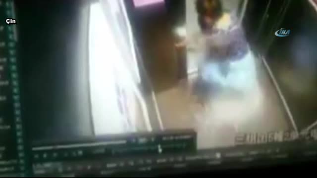 Çocuk kolunu asansörün kapısına kaptırdı