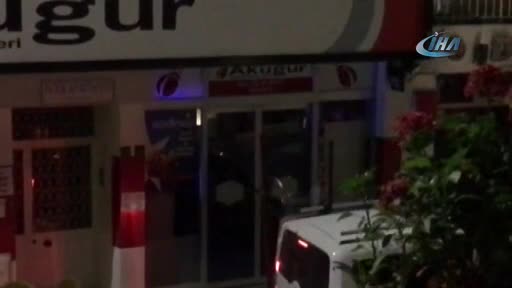 Bursa'da vatandaşlar tarafından fark edilen hırsızlar, levyeyi kilidin üzerinde bırakıp kaçtı