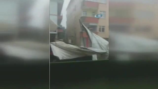 Şiddetli fırtına pazar yerini savaş alanına çevirdi