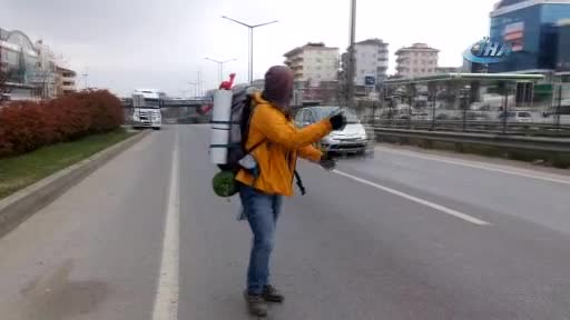 Kendi yaptığı bileklikleri satarak dünyayı geziyor