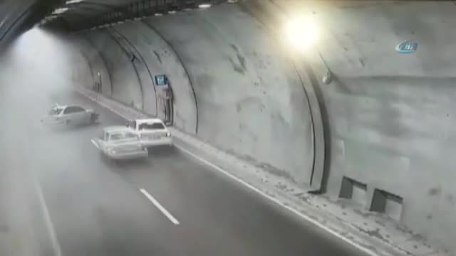 Tünelde zincirleme kaza: 1 ölü, 5 yaralı