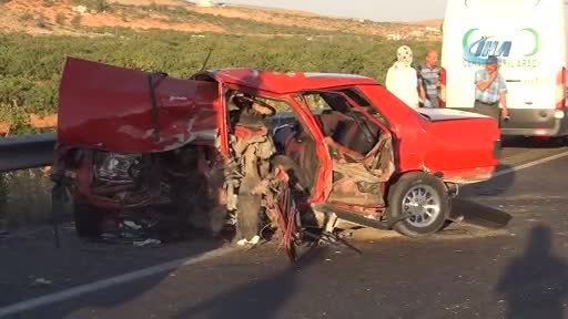 İki araç kafa kafaya çarpıştı: 2 ölü, 6 yaralı