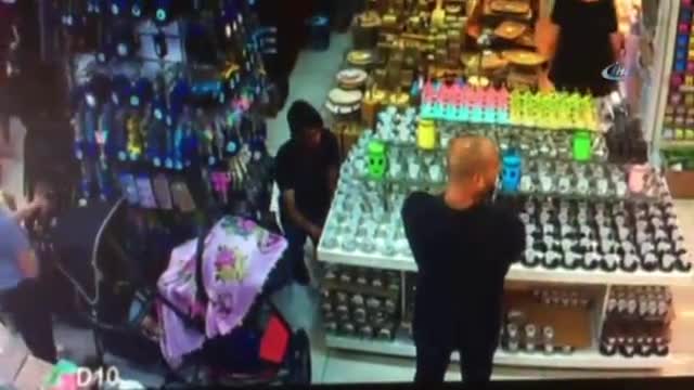 Kaşla göz arasında bebek arabasındaki çantayı çaldılar