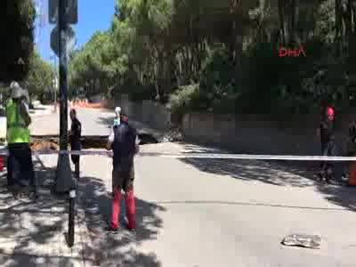 İstanbul'da yol çöktü! Bir araç içine düştü...