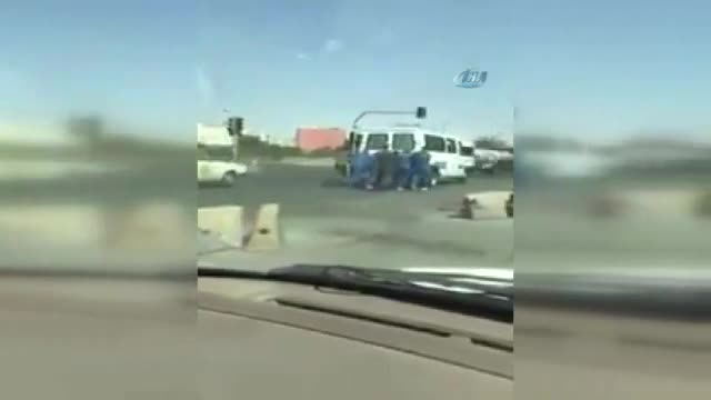 Bozulan cezaevi aracını mahkumlar itti