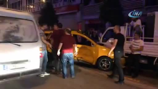 Bursa'da ticari taksiye ortadan çarptı, 4 kişi yaralandı