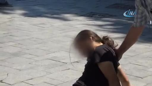 Bursa'da madde krizine girip bayılan genci çocuklar endişeli gözlerle izledi