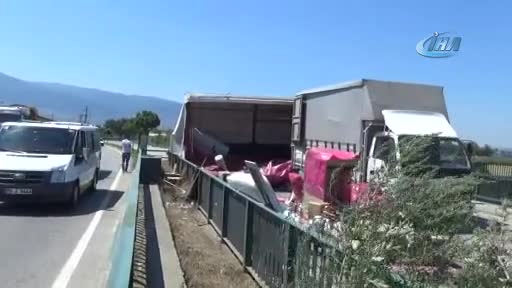 Bursa'da nakliye kamyonunun tekeri çıktı, içindeki eşyalar yerlere saçıldı