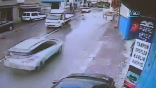 Bursa'da, çalıntı kaydı bulunan araçla kaza yaptılar