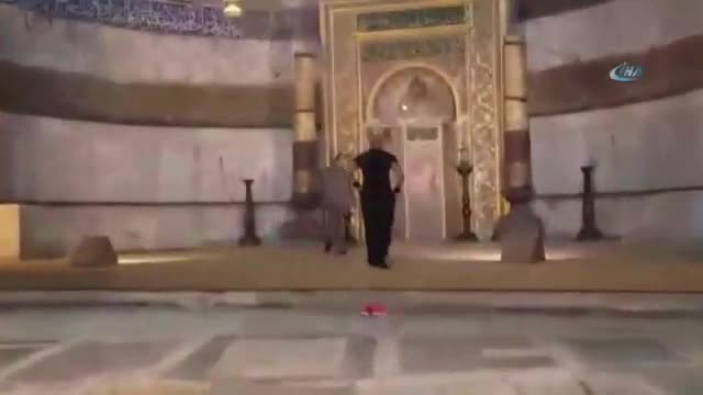 Protesto için Ayasofya'nın içinde aniden namaza durdular