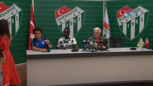 Bursaspor'un yeni transferi Badu resmi sözleşmeye imza attı