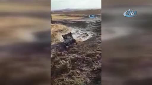 Sel suları aracı sürükledi: 5 yaralı