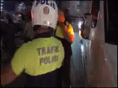 Yolda evlilik teklifine kötü sürpriz: Polis izin vermedi