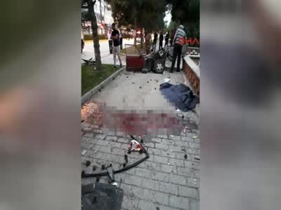 İkiye bölünen araçta feci şekilde can verdiler