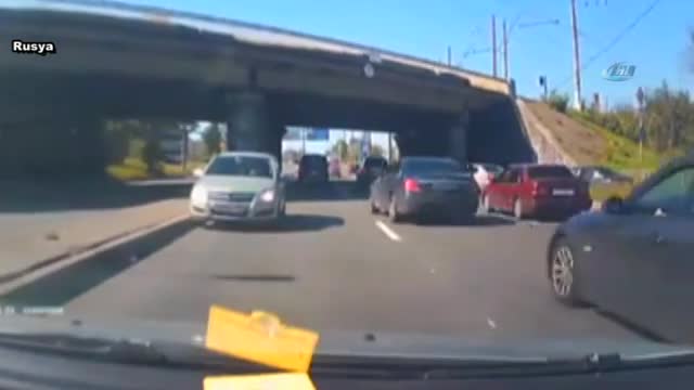 Ters yöne giren kadın sürücü trafiği birbirine kattı