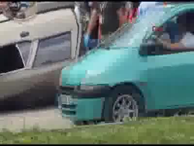 Bursa'da otomobil karşı şeride geçip takla attı: 3 yaralı