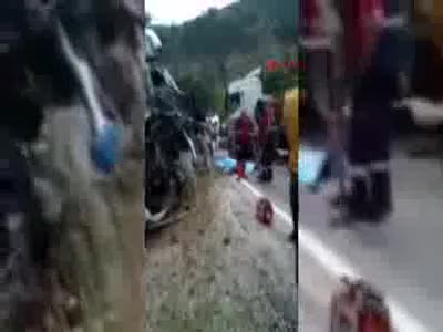 Tır ve kamyon kafa kafaya çarpıştı: 2 ölü
