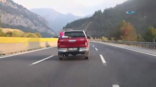Otoyoldaki tehlikeli yolculuk kamerada