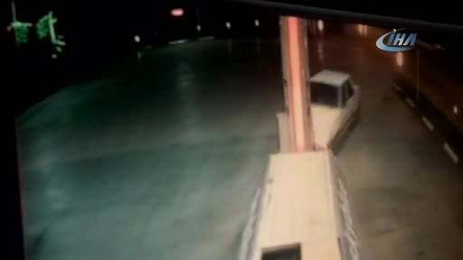Bursa'da otomobil petrol istasyonuna daldı: 4 yaralı